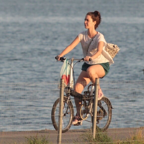 Nathalia Dill pedala no Rio em folga nas gravações da novela 'Rock Story'. Fotos foram feitas neste domingo, 12 de março de 2017