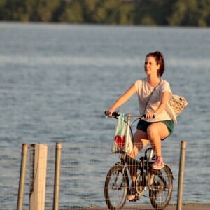 Nathalia Dill pedala no Rio em folga nas gravações da novela 'Rock Story'. Fotos foram feitas neste domingo, 12 de março de 2017