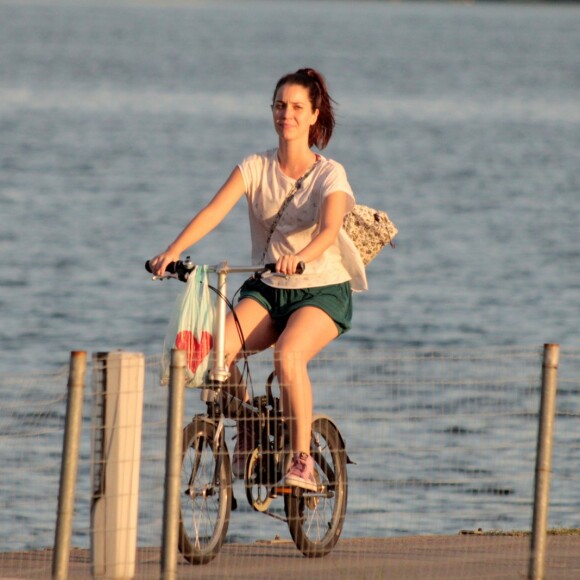 Nathalia Dill pedala no Rio em folga nas gravações da novela 'Rock Story'. Fotos foram feitas neste domingo, 12 de março de 2017