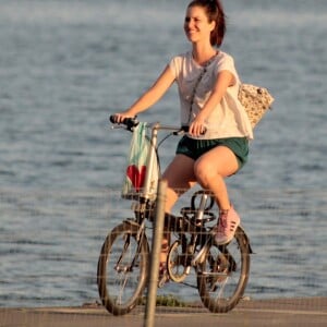 Nathalia Dill pedala no Rio em folga nas gravações da novela 'Rock Story'. Fotos foram feitas neste domingo, 12 de março de 2017