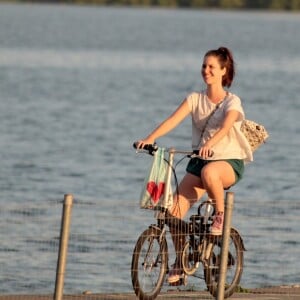 Nathalia Dill pedala no Rio em folga nas gravações da novela 'Rock Story'. Fotos foram feitas neste domingo, 12 de março de 2017