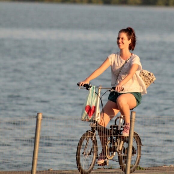 Nathalia Dill pedala no Rio em folga nas gravações da novela 'Rock Story'. Fotos foram feitas neste domingo, 12 de março de 2017