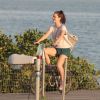 Nathalia Dill mostra boa forma ao pedalar no Rio em dia de folga