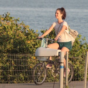 Nathalia Dill pedala no Rio em folga nas gravações da novela 'Rock Story'. Fotos foram feitas neste domingo, 12 de março de 2017