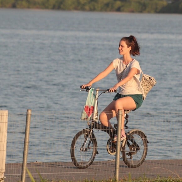 Nathalia Dill pedala no Rio em folga nas gravações da novela 'Rock Story'. Fotos foram feitas neste domingo, 12 de março de 2017