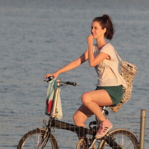 Nathalia Dill escolhe andar de bicicleta para relaxar em dia de folga no Rio