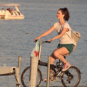 Nathalia Dill pedala no Rio em folga nas gravações da novela 'Rock Story'. Fotos foram feitas neste domingo, 12 de março de 2017