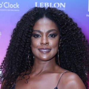 Cris Vianna optou por um vestido curto e brilhoso para ir à festa de aniversário da promoter Carol Sampaio, que aconteceu no hotel Copacabana Palace, no Rio de Janeiro, neste domingo, 12 de março de 2017 