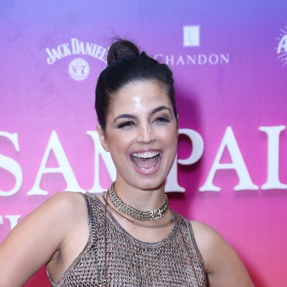 Emanuelle Araújo usou saia de couro midi e cropped de tricô metalizado na festa de aniversário da promoter Carol Sampaio, que aconteceu no hotel Copacabana Palace, no Rio de Janeiro, neste domingo, 12 de março de 2017 