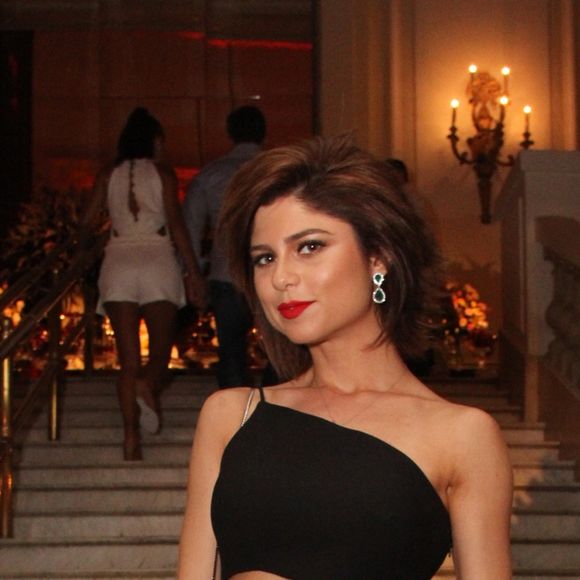 Julianne Trevisol optou por um vestido preto midi com recorte na barriga para a festa de aniversário da promoter Carol Sampaio, que aconteceu no hotel Copacabana Palace, no Rio de Janeiro, neste domingo, 12 de março de 2017 