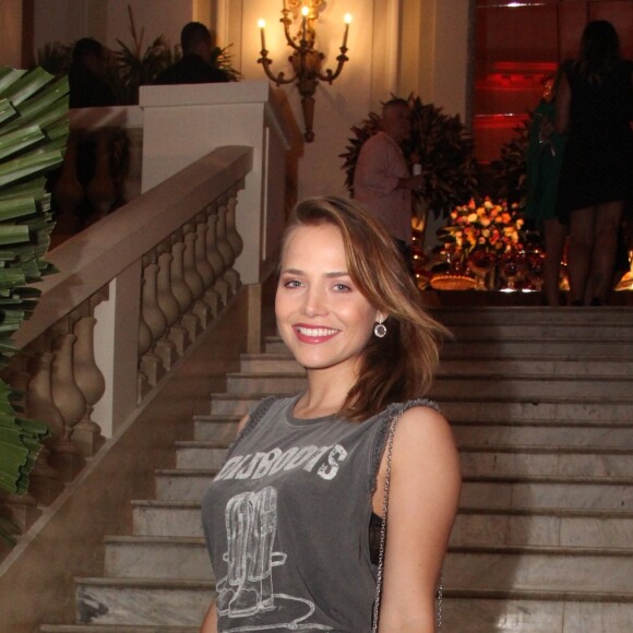 Letícia Colin usou t-shirt com saia de couro e clutch metálica da marca Donna Brasil na festa de aniversário da promoter Carol Sampaio, que aconteceu no hotel Copacabana Palace, no Rio de Janeiro, neste domingo, 12 de março de 2017 
