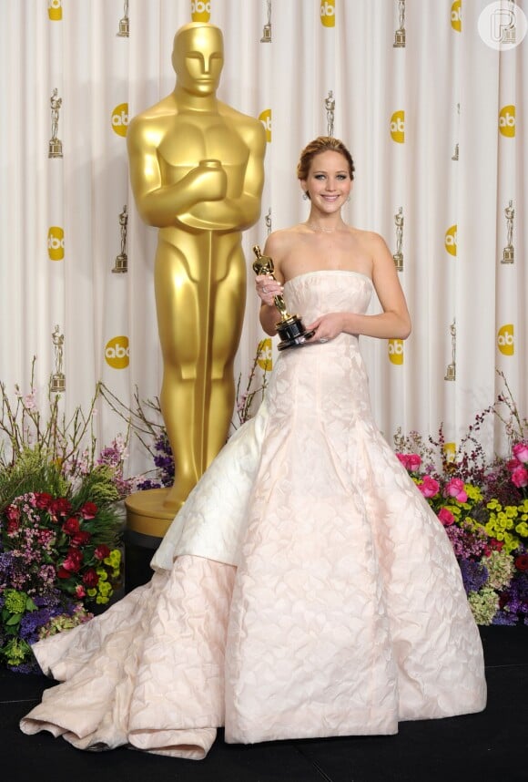 Jennifer Lawrence optou por um vestido Dior para o Oscar 2013, quando levou o prêmio de Melhor Atriz por sua atuação em 'O Lado Bom da Vida'. Pela escolha do modelo, ela foi eleita a mais bem vestida do ano pela revista 'Time'