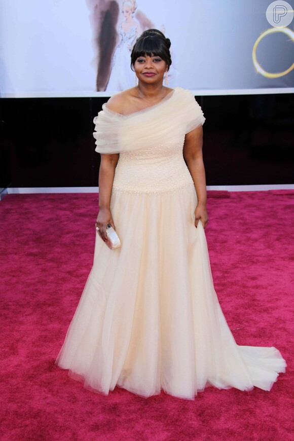 Octavia Spencer se tornou um referencial de moda para as mulheres que usam looks plus size após usar este vestido no Oscar 2013. Ela apostou em um modelo nude de Tadashi Shoji, que deixava um dos ombros de fora