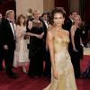 A grife Versace sempre veste grandes atrizes no Oscar. Em 2006, Jéssica Alba usou um modelo dourado de alças finas e com aplicações de rendas
