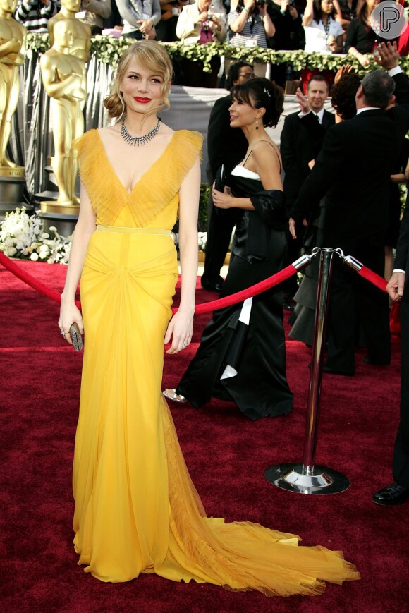 Michelle Williams sou um modelo amarelo da estilista Vera Wang, no Oscar de 2006. O vestido não agradou a alguns profissionais, que afirmaram que o look era da cor da pele da atriz