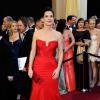 Ainda em 2011, Sandra Bullock usou um vermelho longo assinado por Vera Wang para a premiação do Oscar