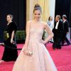 Hailee Steinfeld usou um vestido Marchesa no Oscar 2011. O modelo foi desenhado por ela mesma em parceria com a grife francesa. A saia armada deu um toque juvenil ao look, que combinou com a atriz
