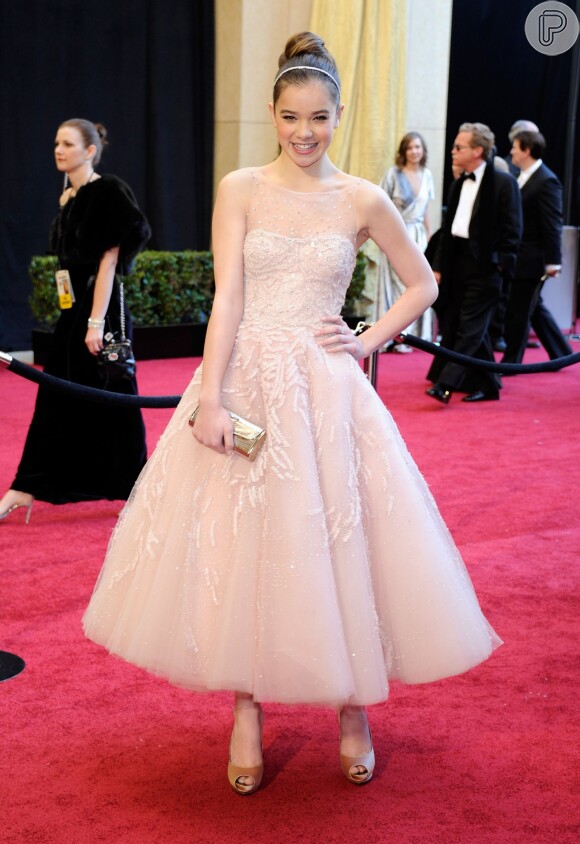 Hailee Steinfeld usou um vestido Marchesa no Oscar 2011. O modelo foi desenhado por ela mesma em parceria com a grife francesa. A saia armada deu um toque juvenil ao look, que combinou com a atriz