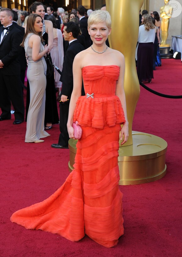 Michelle Williams usou um lindo vestido coral com um charmoso peplum da Louis Vuitton. A cor contrastou com a cor da pele da atriz, deixando-a ainda mais bonita