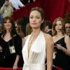 Angelina Jolie usou um vestido branco de cetim da grife Marc Bouwer no Oscar 2004, considerado um dos mais bonitos da história da premiação. No pescoço, a atriz usou um colar de diamantes da H. Stern no valor de US$ 10 milhões