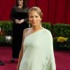Com o ombro de fora, Jennifer Lopez arrasou com um modelo verde longo da grife Marchesa, no Oscar 2003
