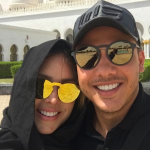 Thyane Dantas surgiu toda coberta ao posar de hijab ao lado de Wesley Safadão, em Abu Dhabi, nos Emirados Árabes, em 13 de março de 2017
