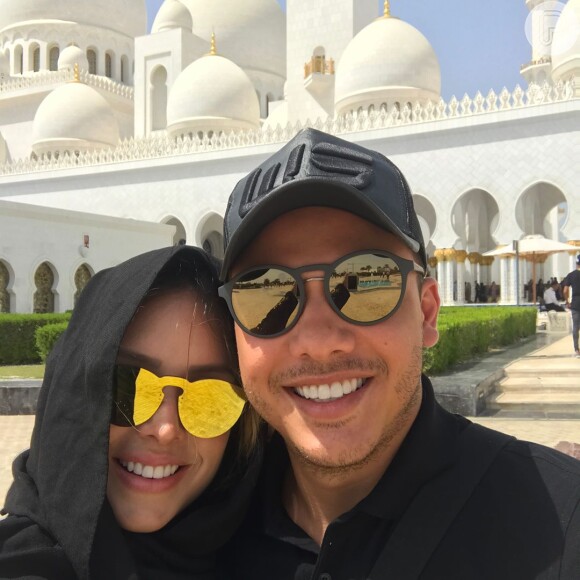 Thyane Dantas surgiu toda coberta ao posar de hijab ao lado de Wesley Safadão, em Abu Dhabi, nos Emirados Árabes, em 13 de março de 2017