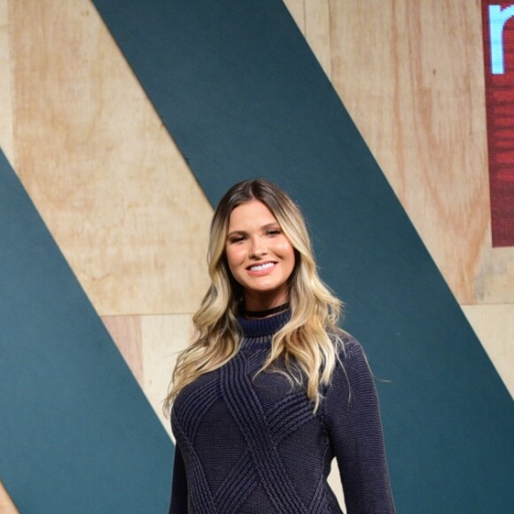 Grávida, Andressa Suita acaricia barriga ao desfilar com look confortável. Fotos