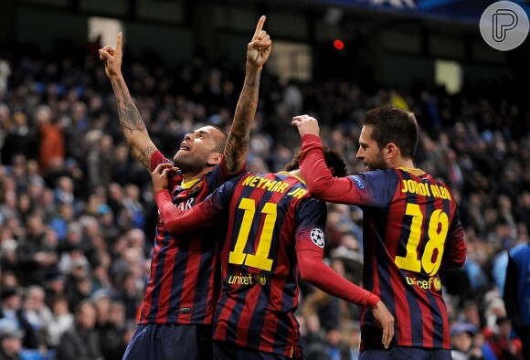 A comemoração do gol de Daniel Alves, na partida contra o Manchester City, não agradou muitos espanhois que assistiram a partida. No entanto, Neymar esclareceu que só dança quando celebra um gol para se divertir