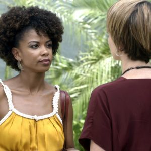 Laura (Heloisa Jorge) procura Helô (Claudia Abreu) e pede que ela perdoe Pedro (Reynaldo Gianecchini), na novela 'A Lei do Amor', em março de 2017