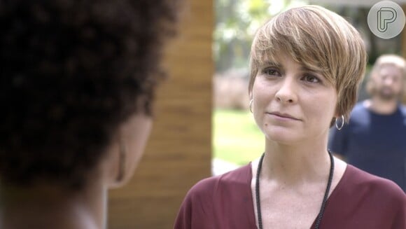 Após uma passagem de tempo, Laura (Heloisa Jorge) procura Helô (Claudia Abreu), na novela 'A Lei do Amor'