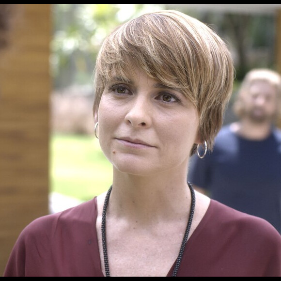 Após uma passagem de tempo, Laura (Heloisa Jorge) procura Helô (Claudia Abreu), na novela 'A Lei do Amor'