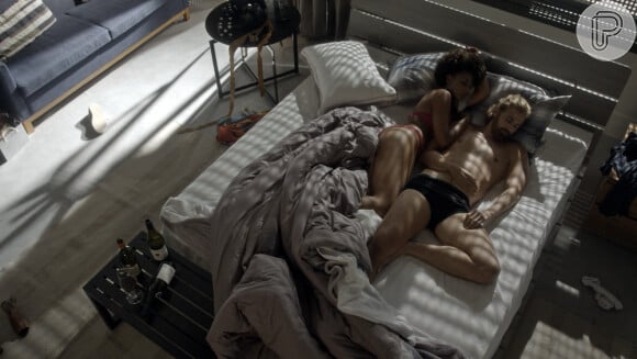 Helô (Claudia Abreu) flagrou Pedro (Reynaldo Gianecchini) na cama com Laura (Heloisa Jorge), na novela 'A Lei do Amor'