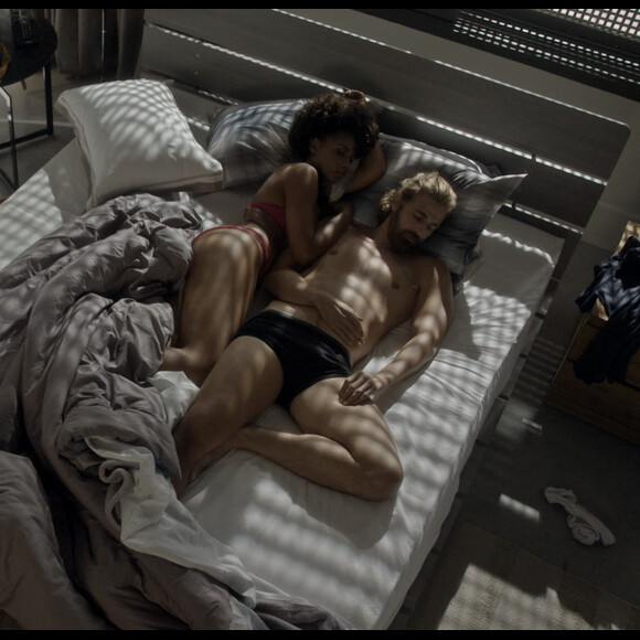 Helô (Claudia Abreu) flagrou Pedro (Reynaldo Gianecchini) na cama com Laura (Heloisa Jorge), na novela 'A Lei do Amor'