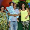 Zeca Pagodinho posa com a mulher, Mônica, a filha Eliza, e o neto, Noah, na festa de 4 anos do menino na noite desta quarta-feira, 19 de fevereiro de 2014