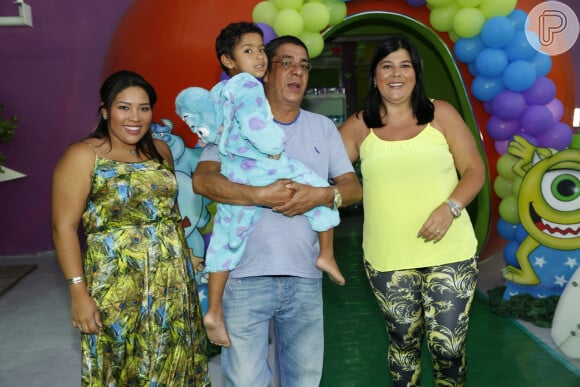 Zeca Pagodinho posa com a mulher, Mônica, a filha Eliza, e o neto, Noah, na festa de 4 anos do menino na noite desta quarta-feira, 19 de fevereiro de 2014