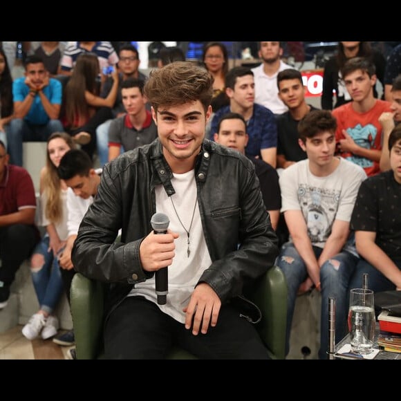 Rafael Vitti trava na hora de dar sua opinão sobre o abuso sexual: 'A nossa sociedade vive vários tabus, inclusive falar de sexo, aqui, essa hora. A gente tem que procurar o auxílio das pessoas que realmente amam a gente. Eu sou contra guardar sentimento, acho que temos que compartilhar nossos problemas com as pessoas que amamos. De certa forma a gente extravasa'