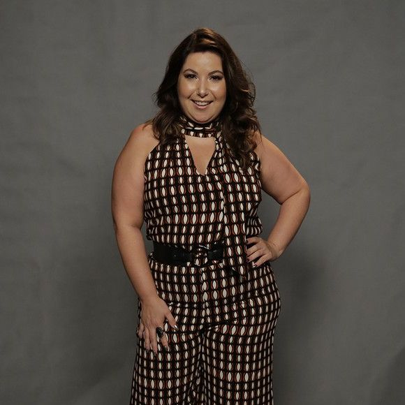 Mariana Xavier, que interpreta a personagem Abigail, usou macacão estampado na coletiva de lançamento da próxima novela das nove, 'A Força do Querer', que aconteceu nesta terça-feira, 14 de março de 2017