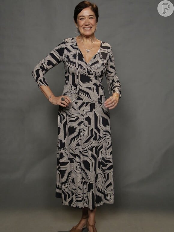 Lilia Cabral usou um vestido midi estampado da marca Fit, que custa R$ 1.242, na coletiva de lançamento da próxima novela das nove, 'A Força do Querer', que aconteceu nesta terça-feira, 14 de março de 2017