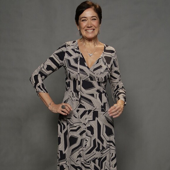 Lilia Cabral usou um vestido midi estampado da marca Fit, que custa R$ 1.242, na coletiva de lançamento da próxima novela das nove, 'A Força do Querer', que aconteceu nesta terça-feira, 14 de março de 2017