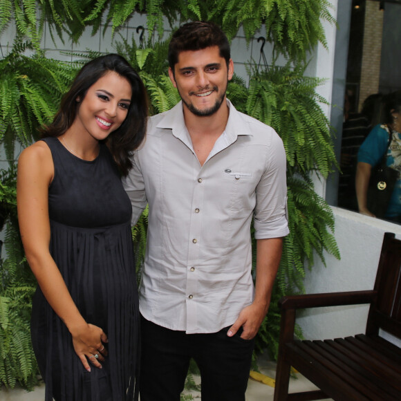 Grávida, Yanna Lavigne prestigia evento com Bruno Gissoni em São Paulo nesta terça-feira (15)