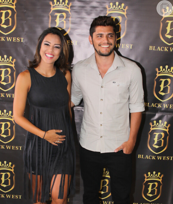 Grávidos, Yanna Lavigne e Bruno Gissoni negam reconciliação em evento