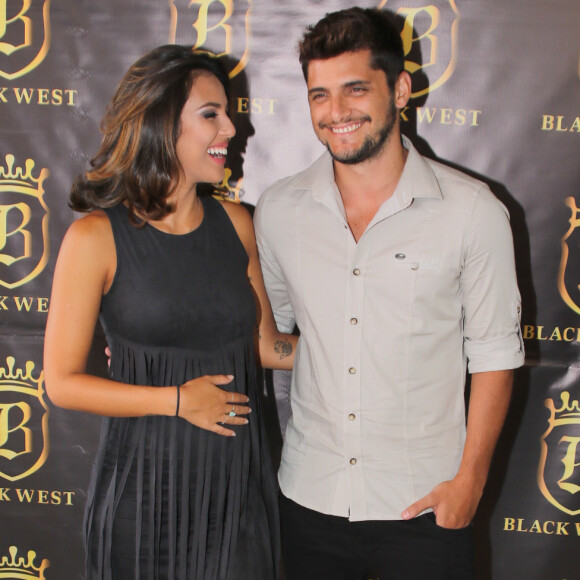 Grávidos, Yanna Lavigne e Bruno Gissoni negam reconciliação em evento