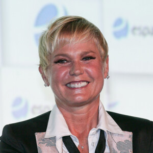 Xuxa Meneghel rebate internauta ao ser chamada de velha nesta 14 de março de 2017