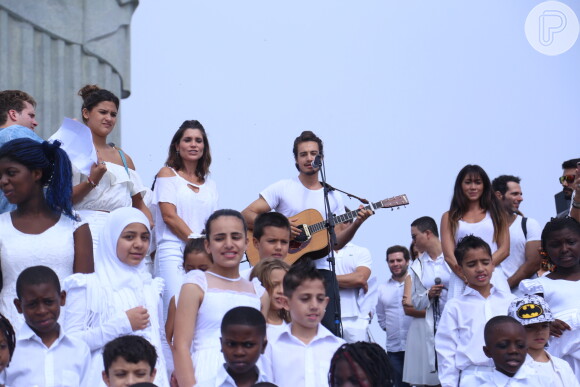 Bruna Marquezine e outros famosos participam do Ato Pela Paz, evento que marca seis anos da guerra na síria, promovido pela ONG IKMR e pelo Movimento Amor Sem Fronteiras, no Cristo Redentor, no Rio de Janeiro, na manhã desta quarta-feira, 15, março de 2017