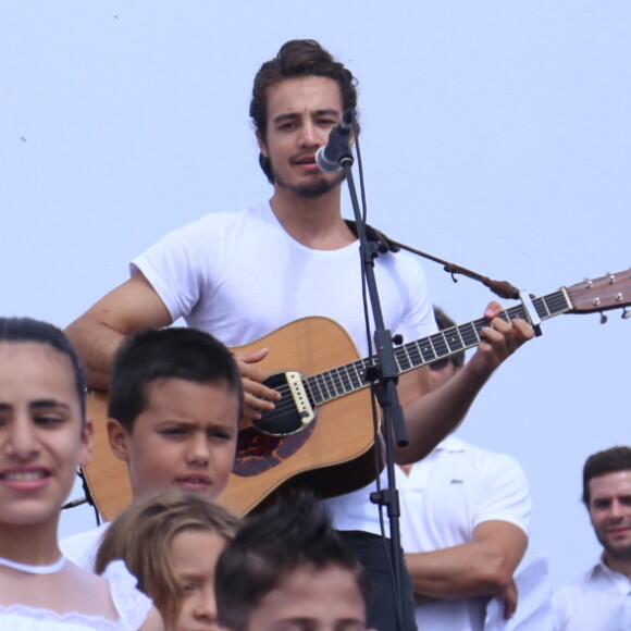 Bruna Marquezine e outros famosos participam do Ato Pela Paz, evento que marca seis anos da guerra na síria, promovido pela ONG IKMR e pelo Movimento Amor Sem Fronteiras, no Cristo Redentor, no Rio de Janeiro, na manhã desta quarta-feira, 15, março de 2017