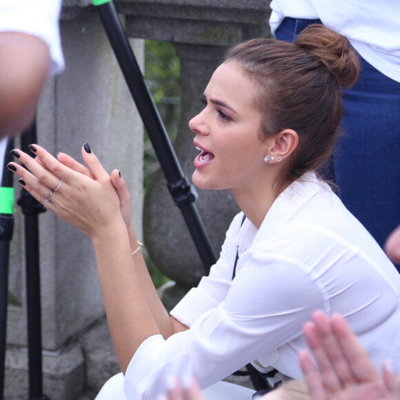 Bruna Marquezine canta com artistas como Elba Ramalho, Tiago Iorc e Maria Gadú em evento