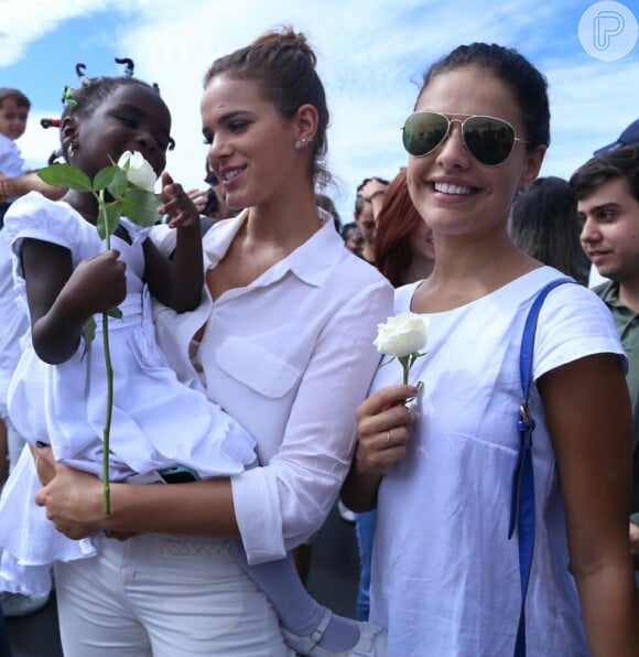 Bruna Marquezine posa com criança refugiada e Paloma Bernardi