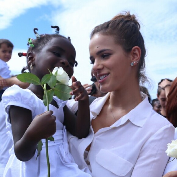 Bruna Marquezine posa com criança refugiada e Paloma Bernardi
