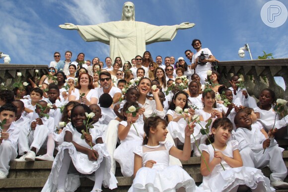 Bruna Marquezine e outros famosos participam do Ato Pela Paz, evento que marca seis anos da guerra na Síria, no Cristo Redentor, no Rio de Janeiro, na manhã desta quarta-feira, 15, março de 2017
